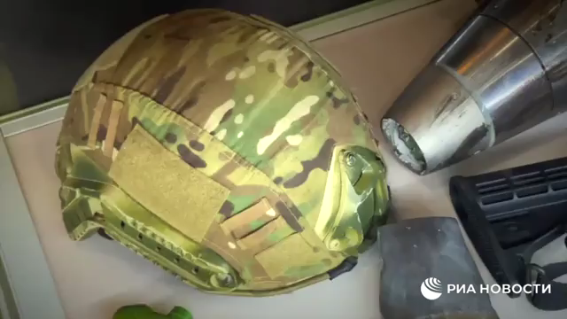Трофейный шлем иностранного наемника, который впервые дал безоговорочные доказательства участия иностранцев в боевых действиях в Донбассе. Фото