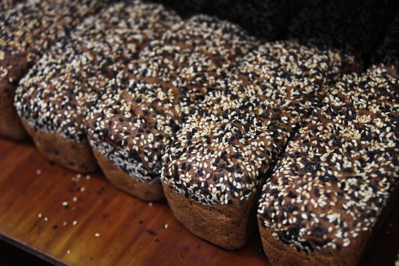 Цельнозерновой хлеб считается одним из самых полезных. Фото
