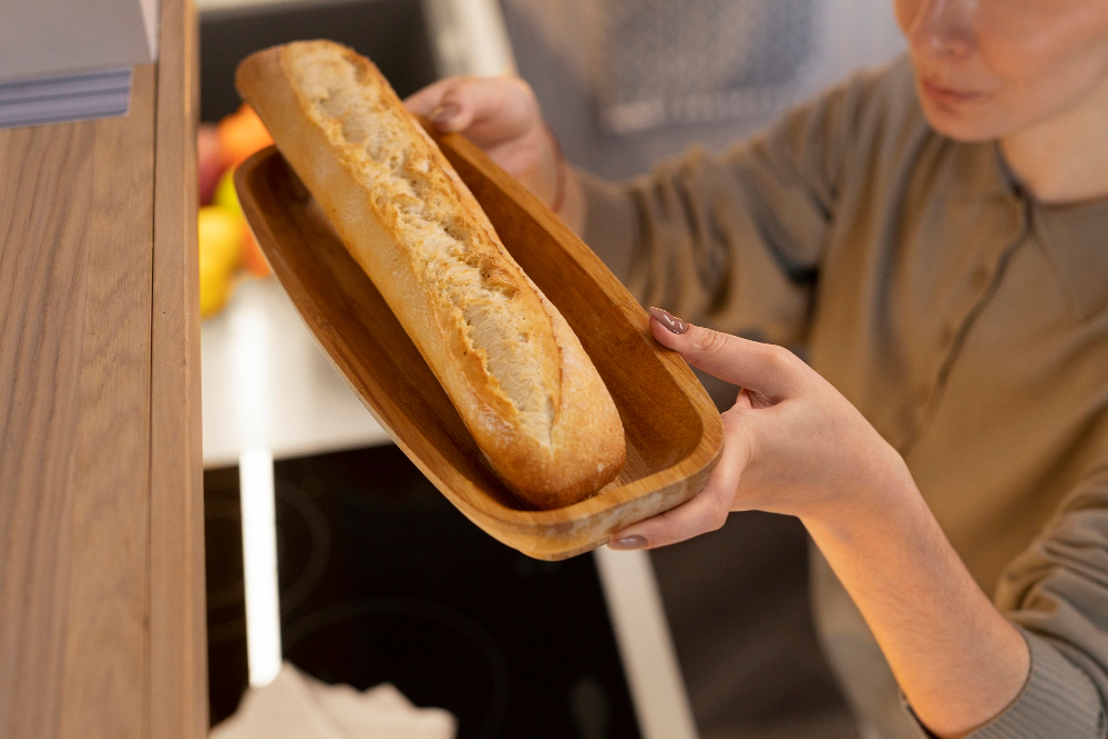 Специалисты рекомендуют хранить хлеб в металлической хлебнице. Фото