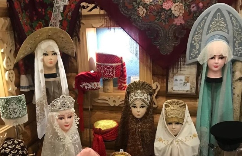 Шляпы из коллекции кировского музея можно примерить на ВДНХ. Фото