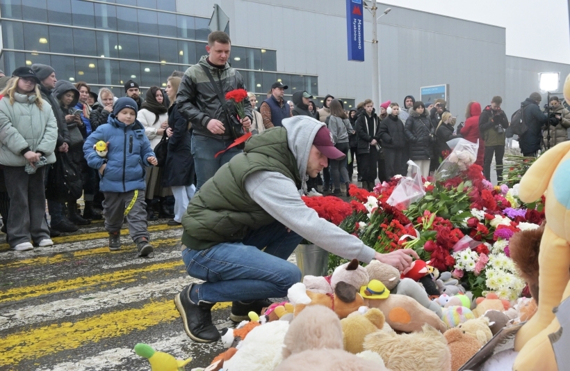 Фото. Цветы, игрушки и свечи на стихийном мемориале возле подмосковного "Крокус Сити Холла" в память о жертвах теракта