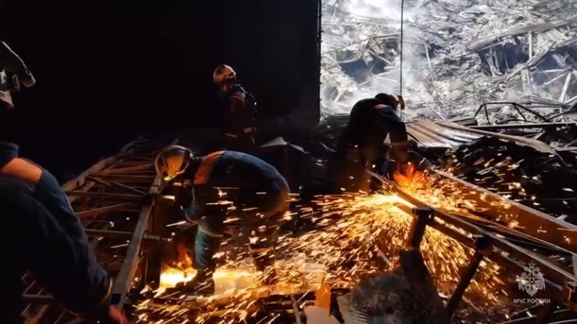 Спасатели разобрали уже свыше 400 кубометров сгоревших конструкций "Крокус Сити Холла". Фото