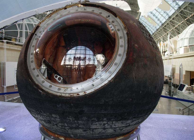 Спускаемая капсула космического корабля Восток-1, на которой приземлился первый космонавт Юрий Гагарин. Фото