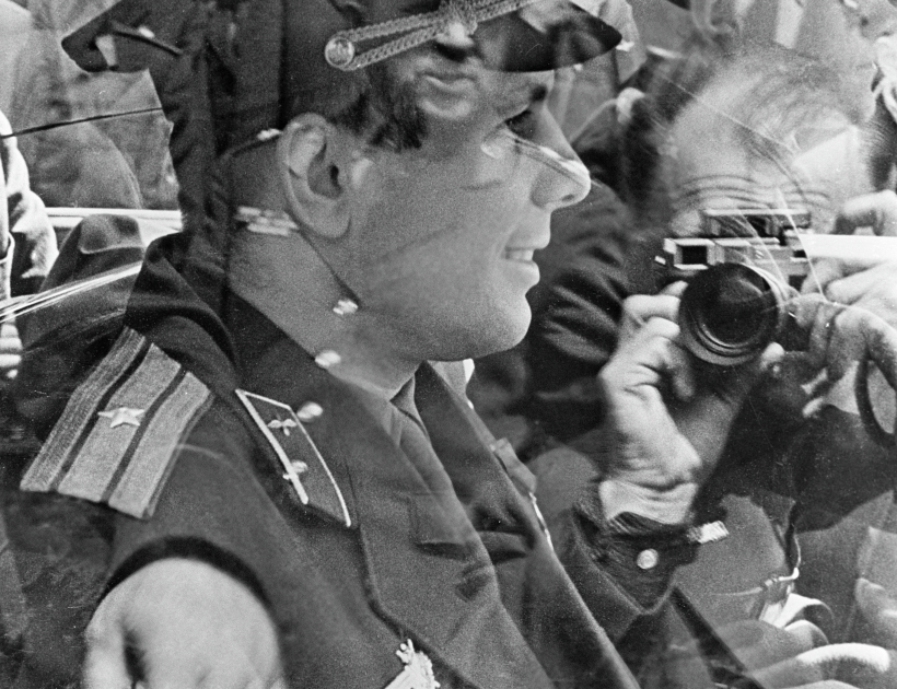  Первым космонавтом Земли стал 27-летний советский летчик Юрий Гагарин. Фото