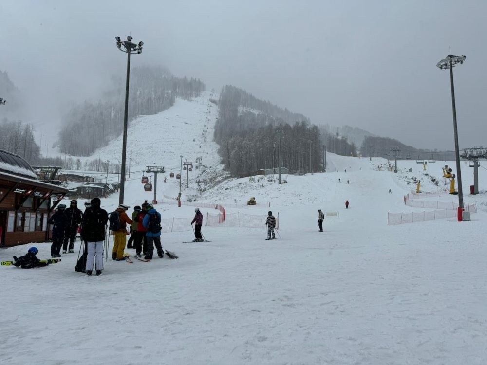 Ряд горнолыжных трасс и канатных дорог закрыты из-за непогоды в Сочи. © Фото: пресс-служба курорта «Красная Поляна»