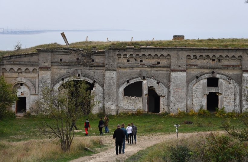 Масштабные оборонительные сооружения керченской крепости, так и не использованные по назначению. Фото