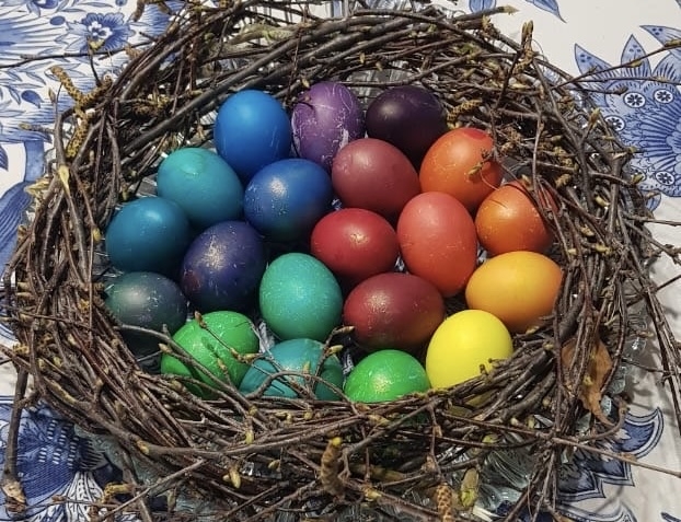 Изначально яйца красили только в красный цвет, а сейчас допустимы любые цвета. Фото