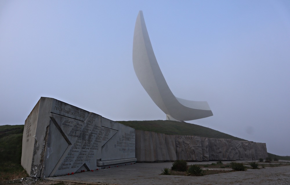Масштаб мемориала Эльтигенскому десанту можно понять только вблизи от него. Фото