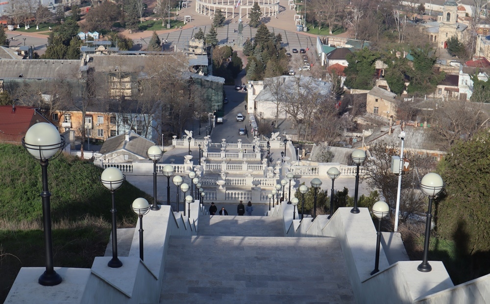 Вид на Большую Митридатскую лестницу примерно с четырехсотой ступеньки. Фото
