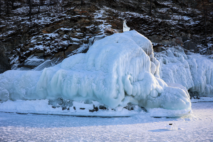 На Байкале есть гроты из льда, замерзшие прибрежные скалы и сосульки причудливых форм. Фото