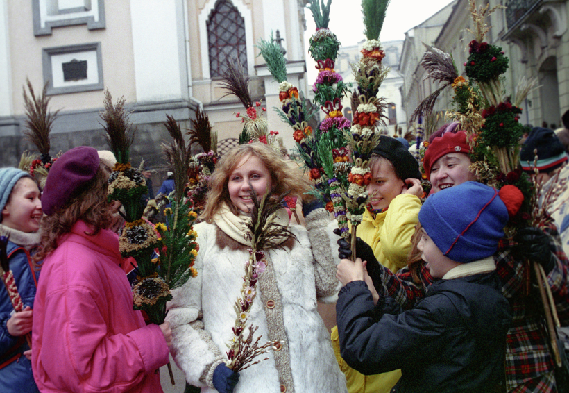 Празднование Вербного воскресения католическими верующими рядом с костелом святой Терезы в Вильнюсе. Фото