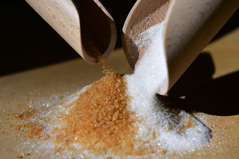 Размер кристаллов и содержание сахарозы влияют на сладость сахара. Фото
