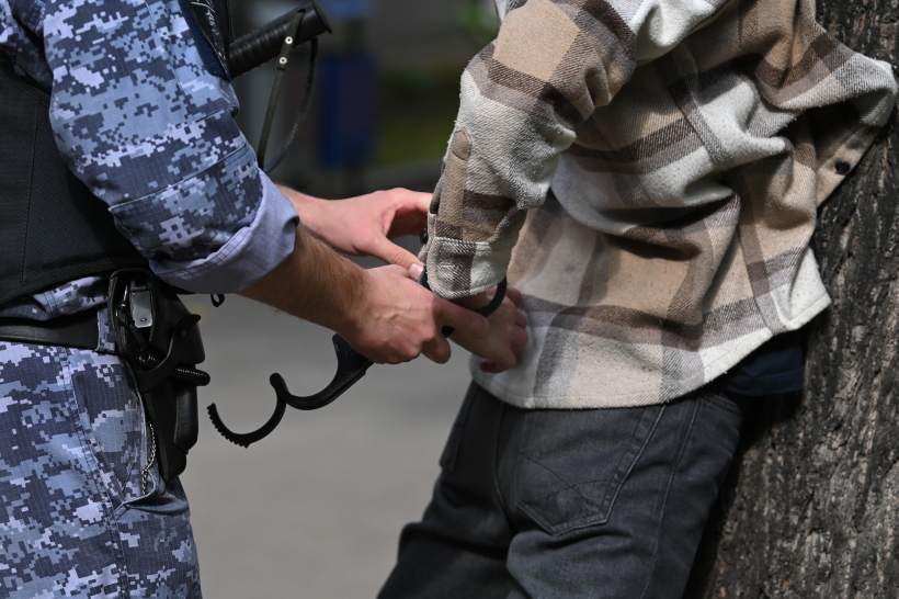 Офицер ОМОН Росгвардии при задержании нападавшего применил табельное оружие.. Фото