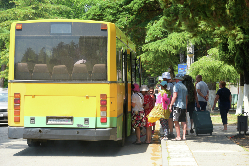 Основной транспорт в Абхазии — автобусы и маршрутки. Фото