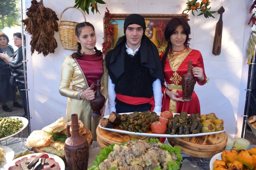Традиционная абхазская кухня — это мясо, много овощей и зелени, выпечка с сыром. Фото