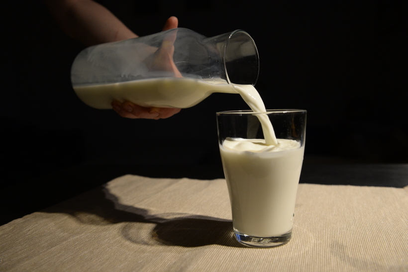 Евреи могут пить молоко, кефир, йогурты, есть творог, сметану, сыр и другие кисломолочные продукты. Фото