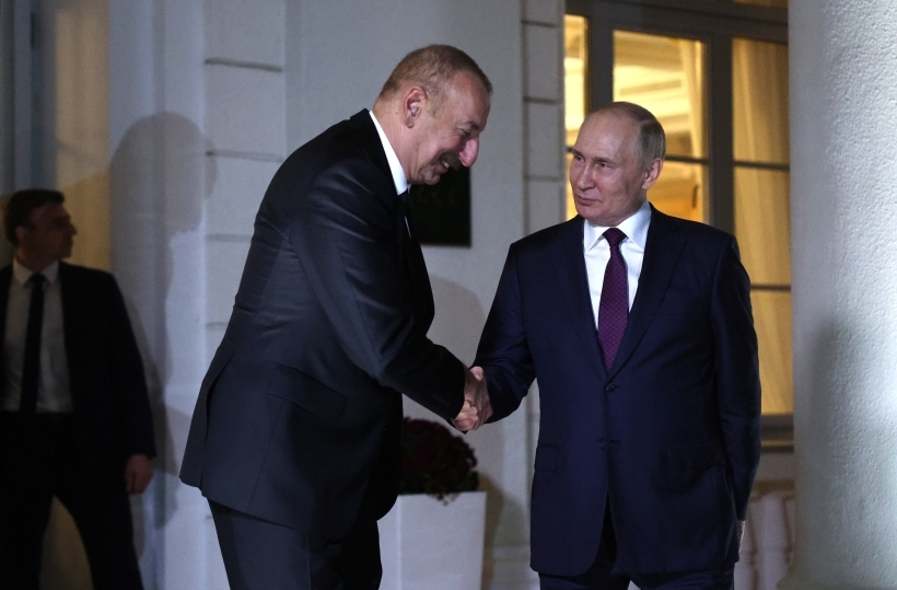 Президенты РФ и Азербайджана Владимир Путин и Ильхам Алиева договорились обсудить дальнейшую судьбу российского миротворческого контингента в Крабахе