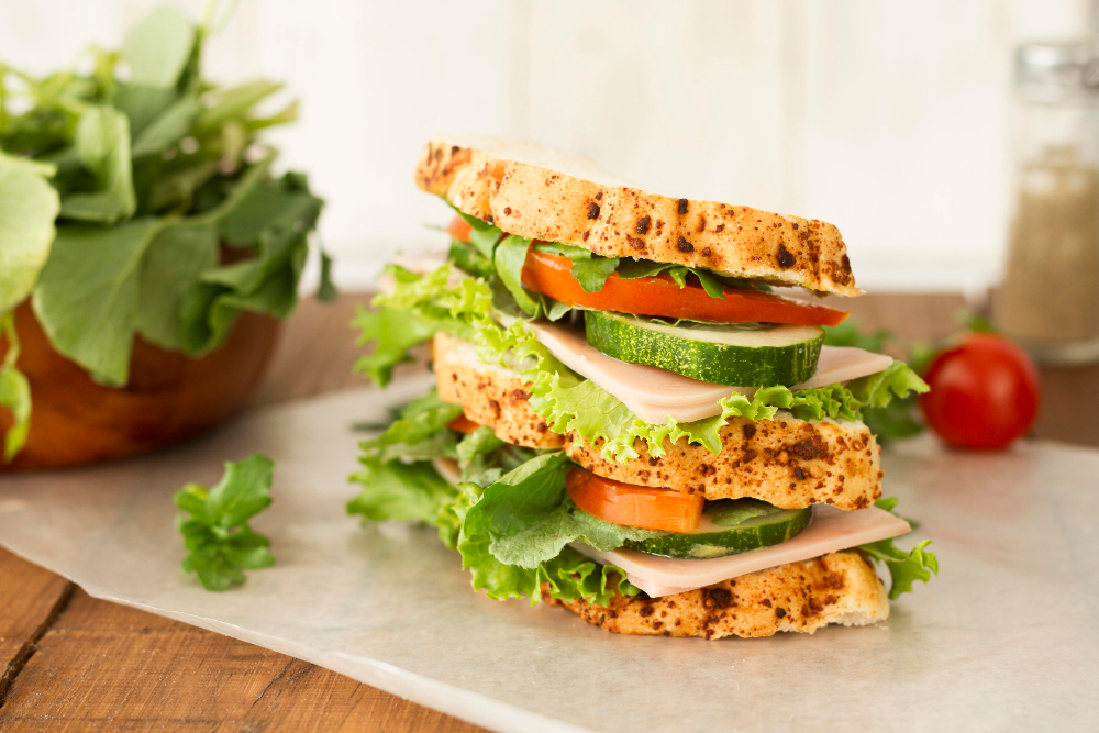 Один из самых быстрых рецептов для завтрака — сэндвич с хумусом и овощами. Фото