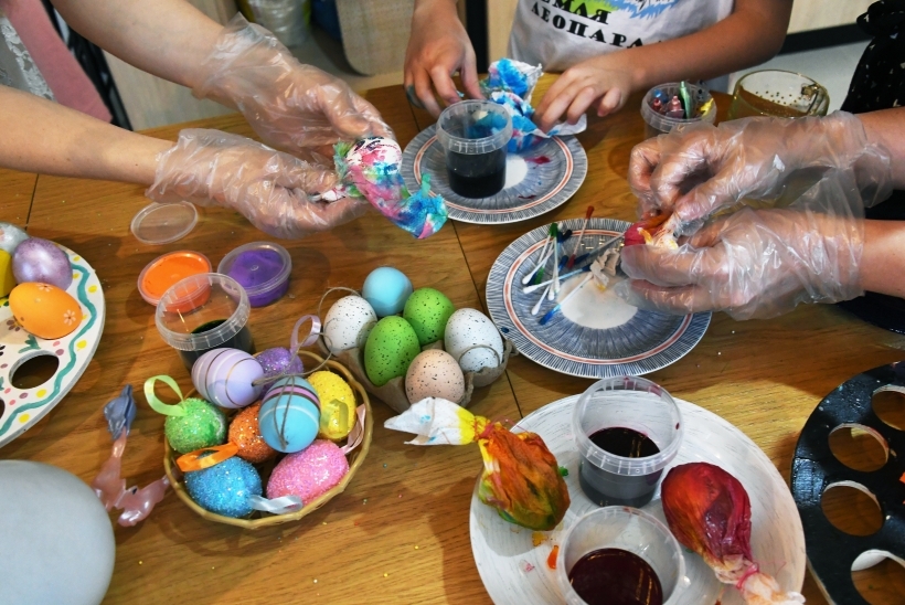 Существует множество способов покрасить яйца. Фото