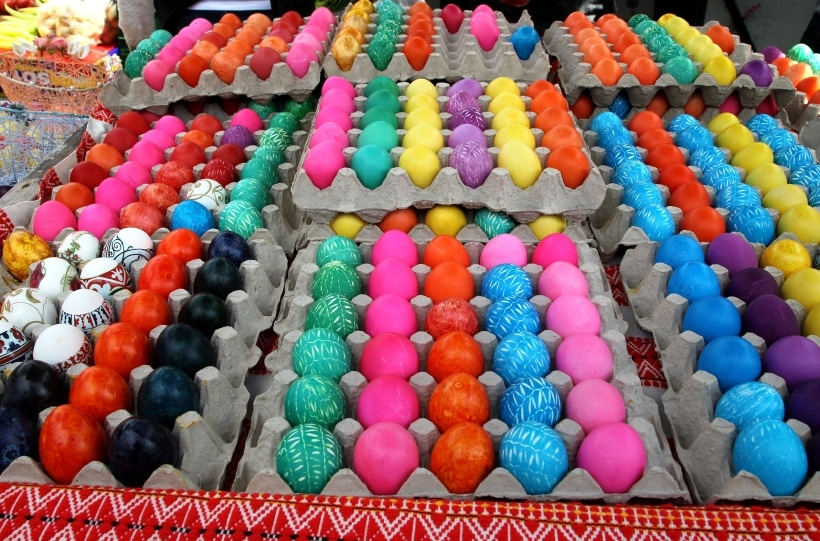 Украсить пасхальные яйца можно наклейками, стразами или абстрактными рисунками. Фото