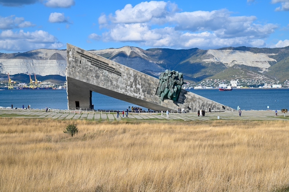 Мемориал "Малая земля", который находится в Новороссийске прямо на берегу Черного моря, напоминает потомках о подвиге и героизме защитников Отечества. Фото
