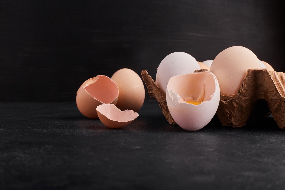 От покупки грязных и треснувших яиц лучше отказаться. Фото
