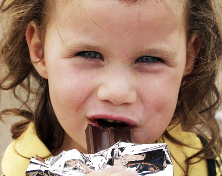 Детям до 5 лет шоколад лучше не давать. Фото