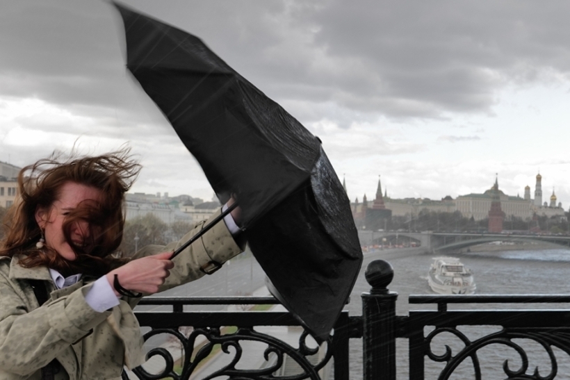Некоторые зонты оснащены системой антиветер — она поможет защитить аксессуар при порывах ветра. Фото