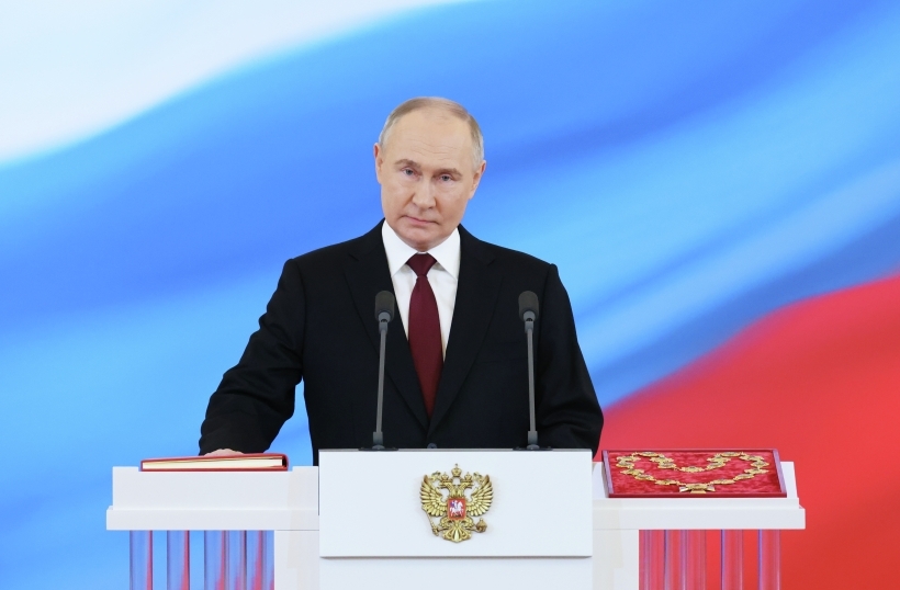 Избранный президент РФ Владимир Путин на церемонии инаугурации принес присягу на Конституции страны. Фото