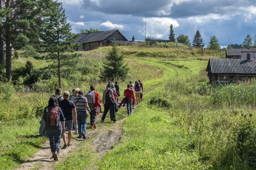 Туристы в деревне Зехнова. Фото
