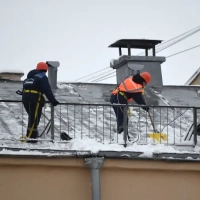 Кровли многоквартирных домов начнут чистить после снегопада в Москве