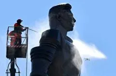 Более тысячи московских памятников помоют перед зимой