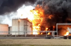 В Ярославской области пожарные тушат возгорание на нефтеперерабатывающем заводе - губернатор