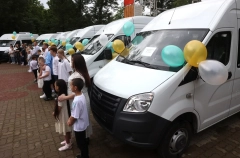 Семьи в Ростовской области, воспитывающие более 8 детей, получили микроавтобусы