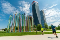 Гигантская вывеска угрожает упасть с небоскреба Захи Хадид в Милане