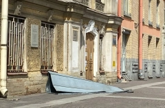 Два человека пострадали во время сильного ветра в Петербурге