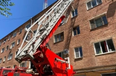 Часть подъезда обрушилась в Астрахани