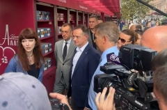 Мединский вручил петербургским членам Союза писателей новые удостоверения