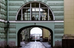 Посетителей четырех музеев Петербурга эвакуируют после анонимных угроз