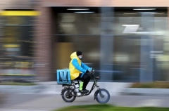 Запрет на работу иностранцев в торговле, перевозках и доставке продлили в НАО