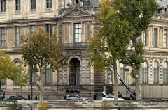 Лувр в Париже будет закрыт до вторника после ограбления