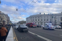 Массовая авария на перекрестке Невского и Садовой парализовала движение