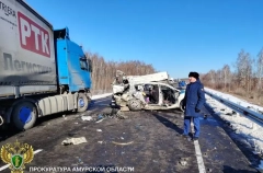 Четыре человека погибли в Приамурье в ДТП с участием грузовика и легковушки (версия 2)