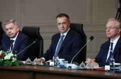 В новом месте и новом составе: что обсуждают на переговорах Россия-США-Украина?