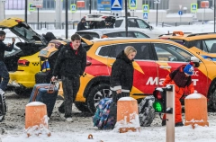 Таксистов у аэропортов и вокзалов будут штрафовать в ЯНАО за навязывание услуг