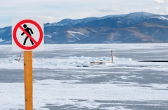 Один китайский турист сумел выбраться из затонувшего в Байкале автомобиля