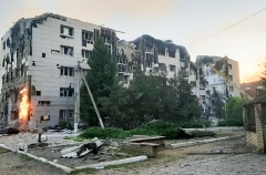 Четыре человека, по предварительным данным, погибли при ударе по общежитию в ЛНР