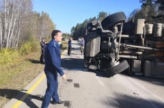 Опрокинувшийся на трассе в Приамурье бензовоз частично блокировал движение