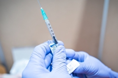 Обязательную вакцинацию от COVID-19 для жителей старше 60 лет могут ввести в Красноярском крае