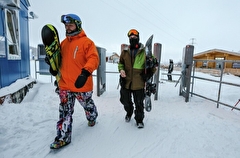 Ямальские спасатели учатся кататься на горных лыжах, чтобы помогать спортсменам и туристам на склонах